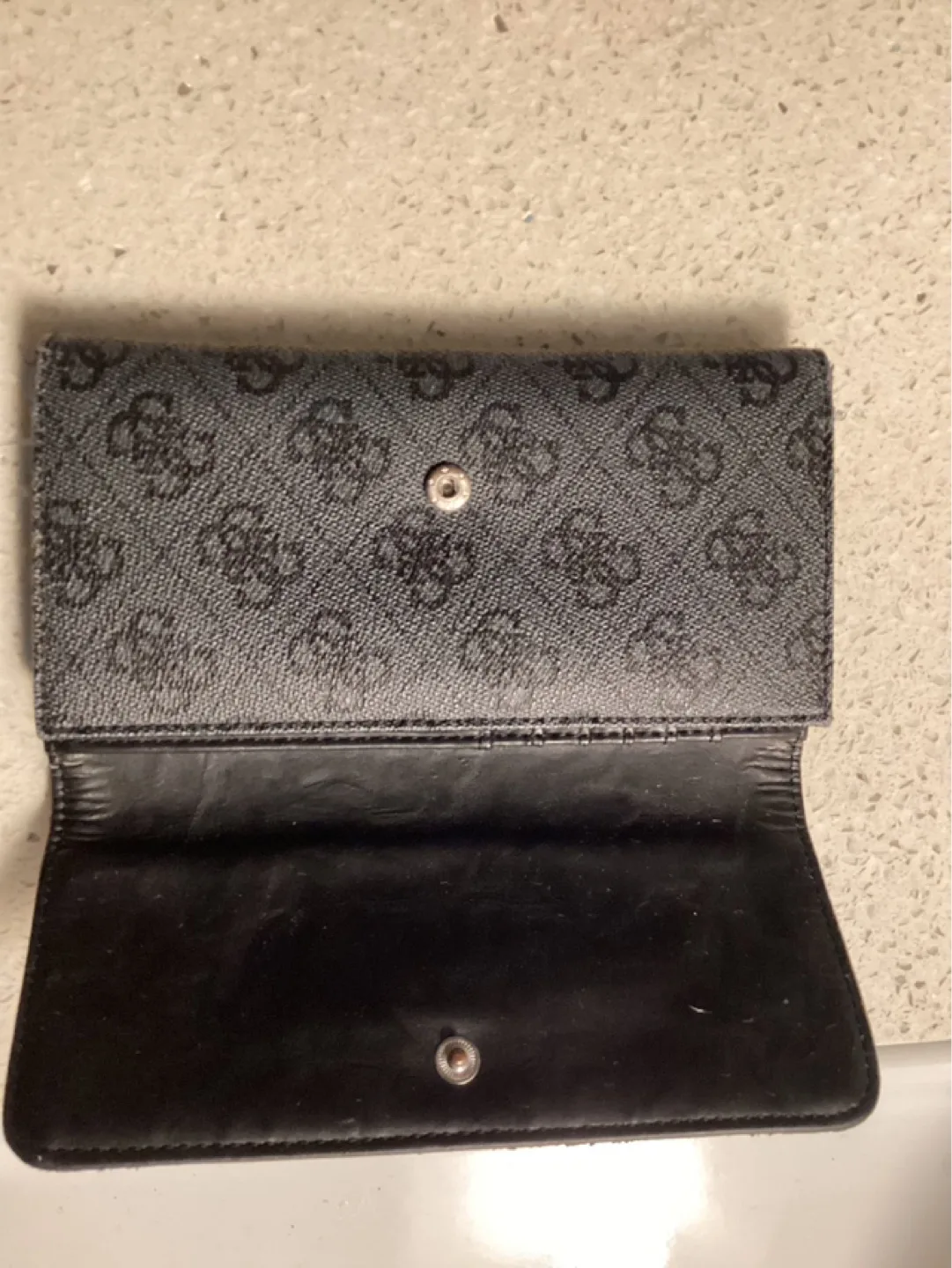 Guess Wallet image indicator(4)