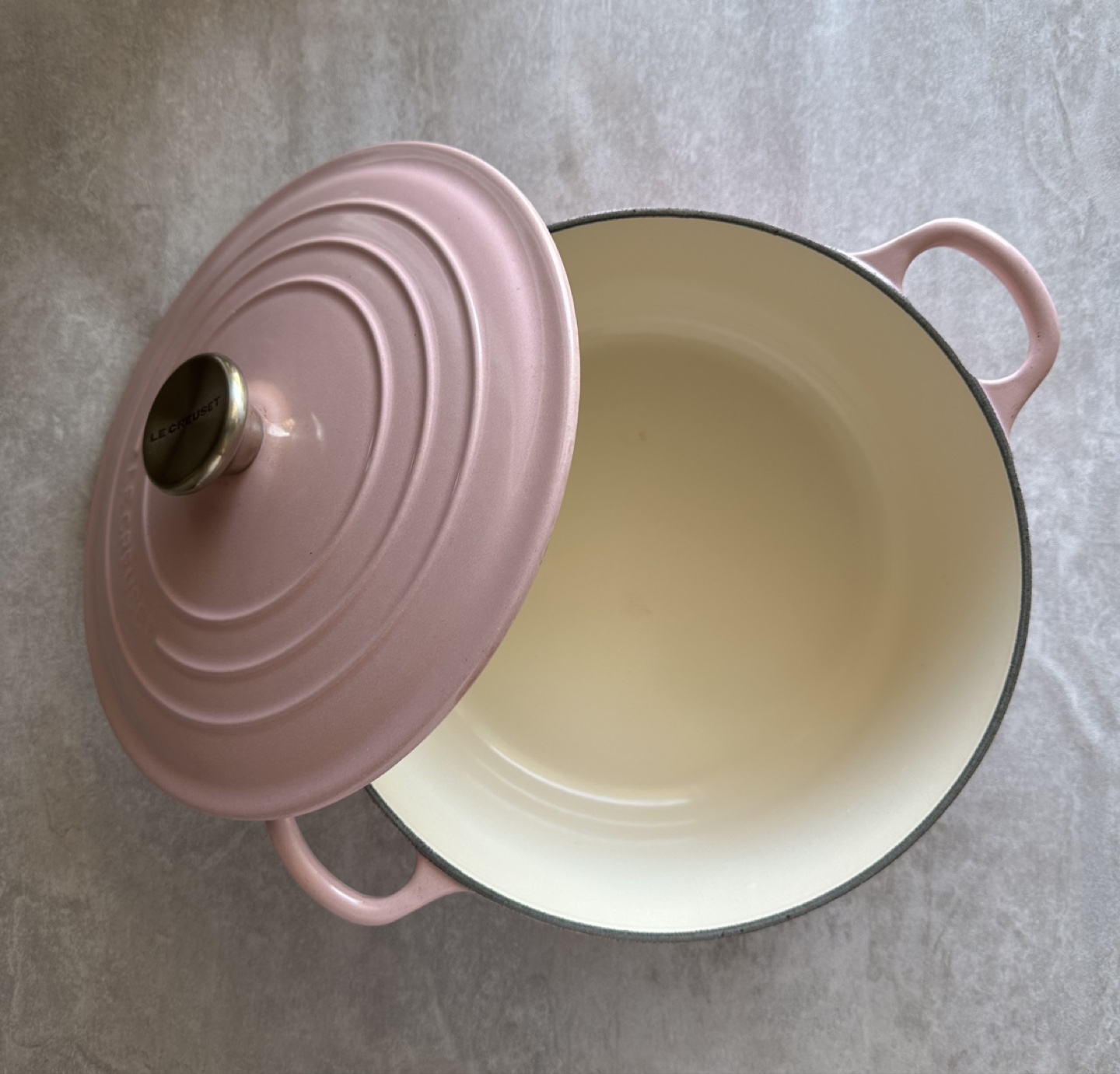 Le Creuset 24cm Pink Cast Iron Round Casserole Dish - photo 2