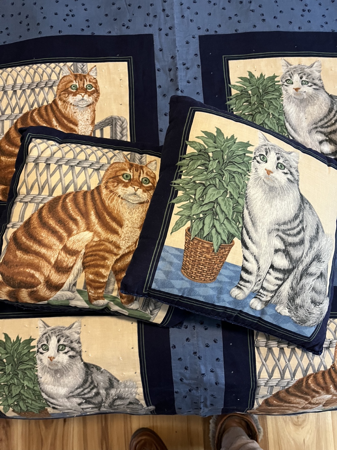 Cat Quilt Set with Matching Pillows - photo 3