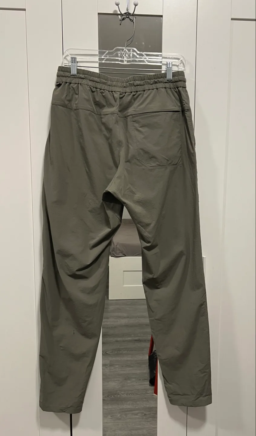 Lululemon men’s workout pants image indicator(2)