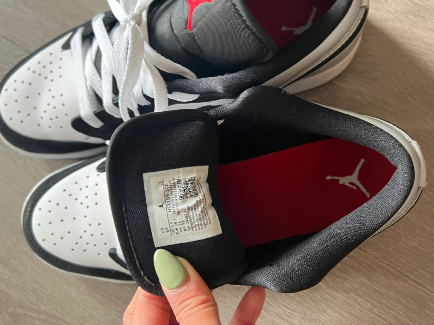 Air Jordan 1 Low SE (GS) Size 6Y image indicator(2)