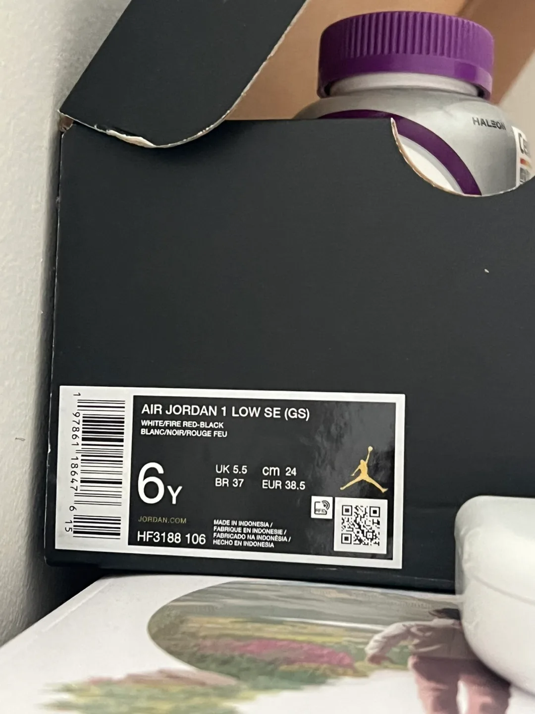 Air Jordan 1 Low SE (GS) Size 6Y image indicator(5)