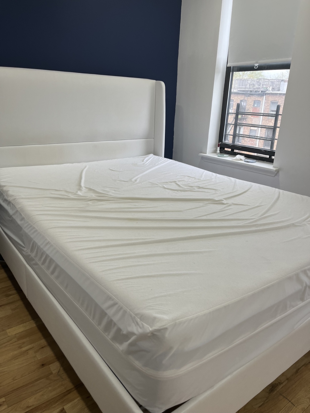White Queen Size Mattress with cover - photo 2