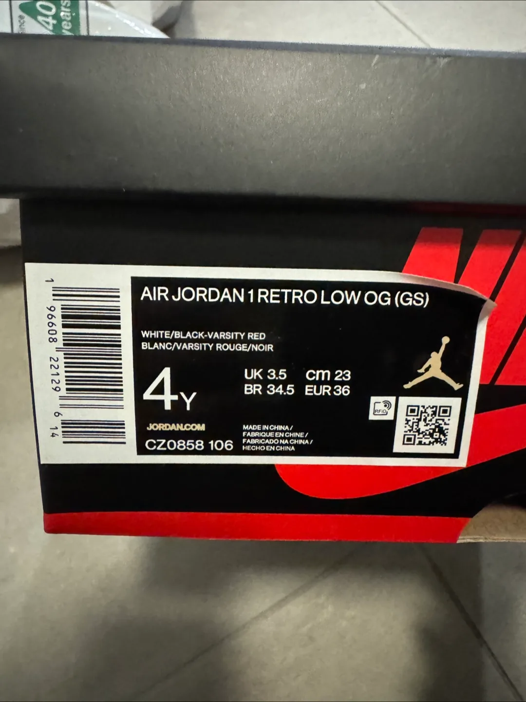 Air Jordan 1 Retro Low OG (GS) Size 4Y image indicator(2)