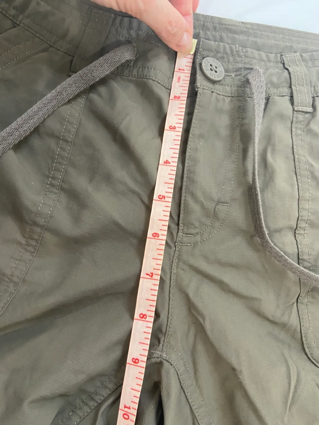 Size 8 North Face women’s nylon capris image indicator(5)