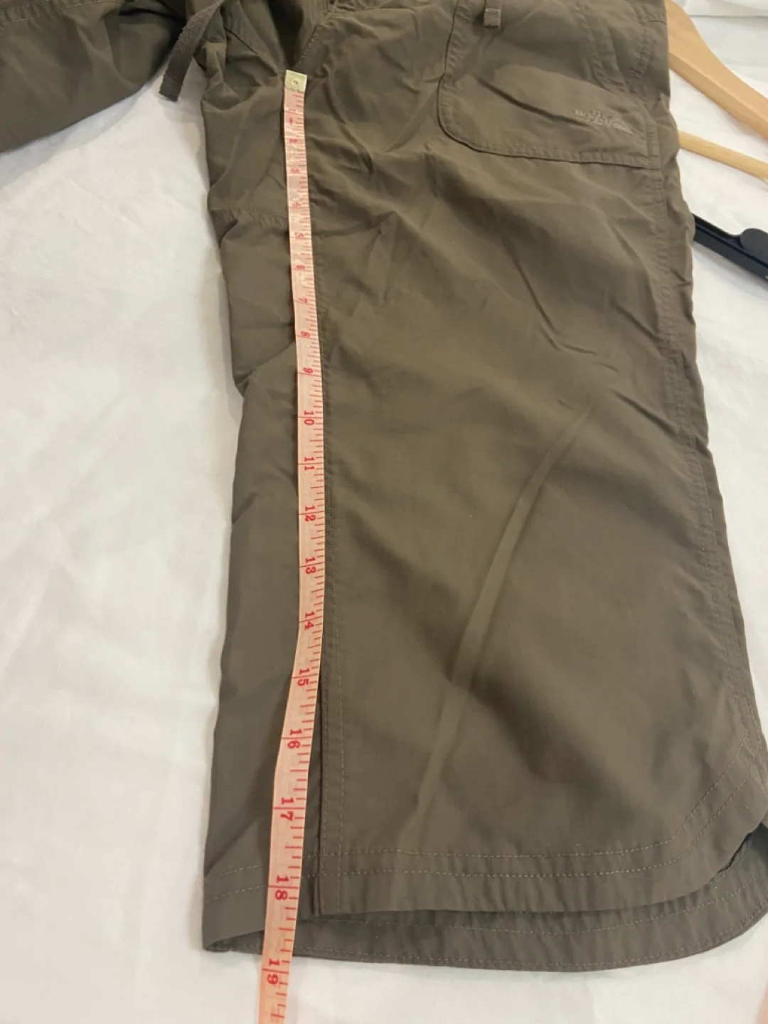 Size 8 North Face women’s nylon capris image indicator(7)