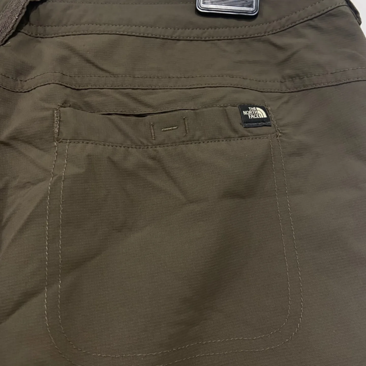 Size 8 North Face women’s nylon capris image indicator(4)