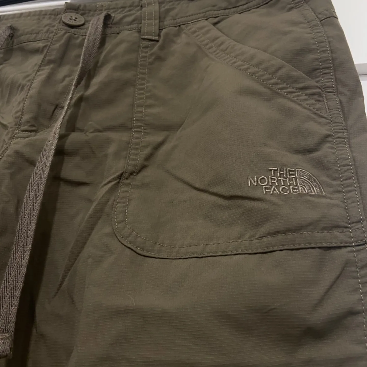 Size 8 North Face women’s nylon capris image indicator(2)