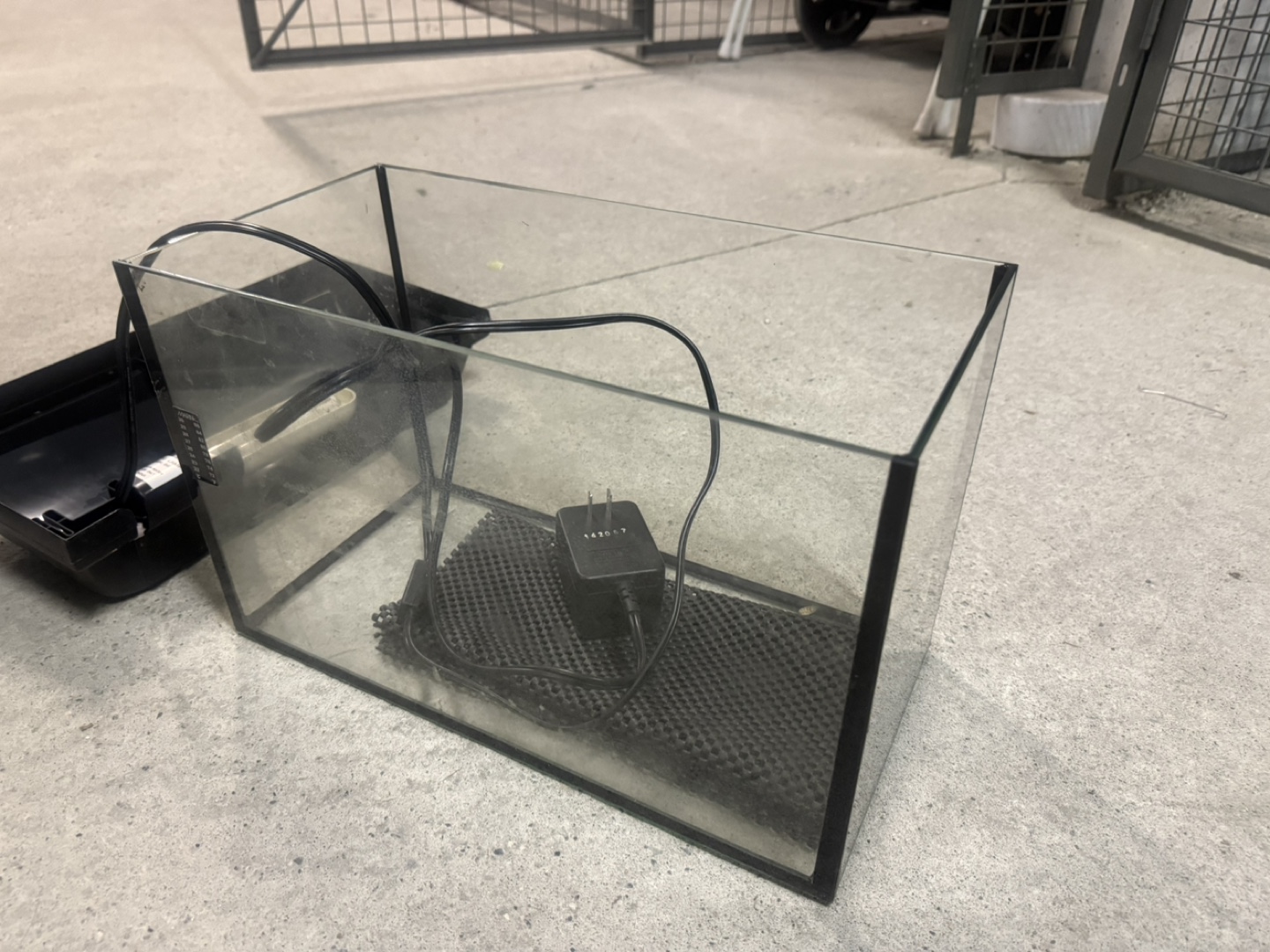 Black top fish tank with light without filter - photo 4