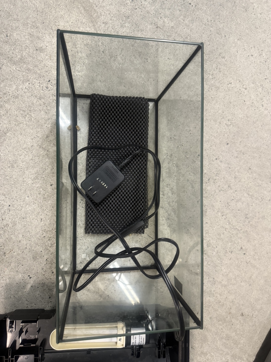 Black top fish tank with light without filter - photo 3