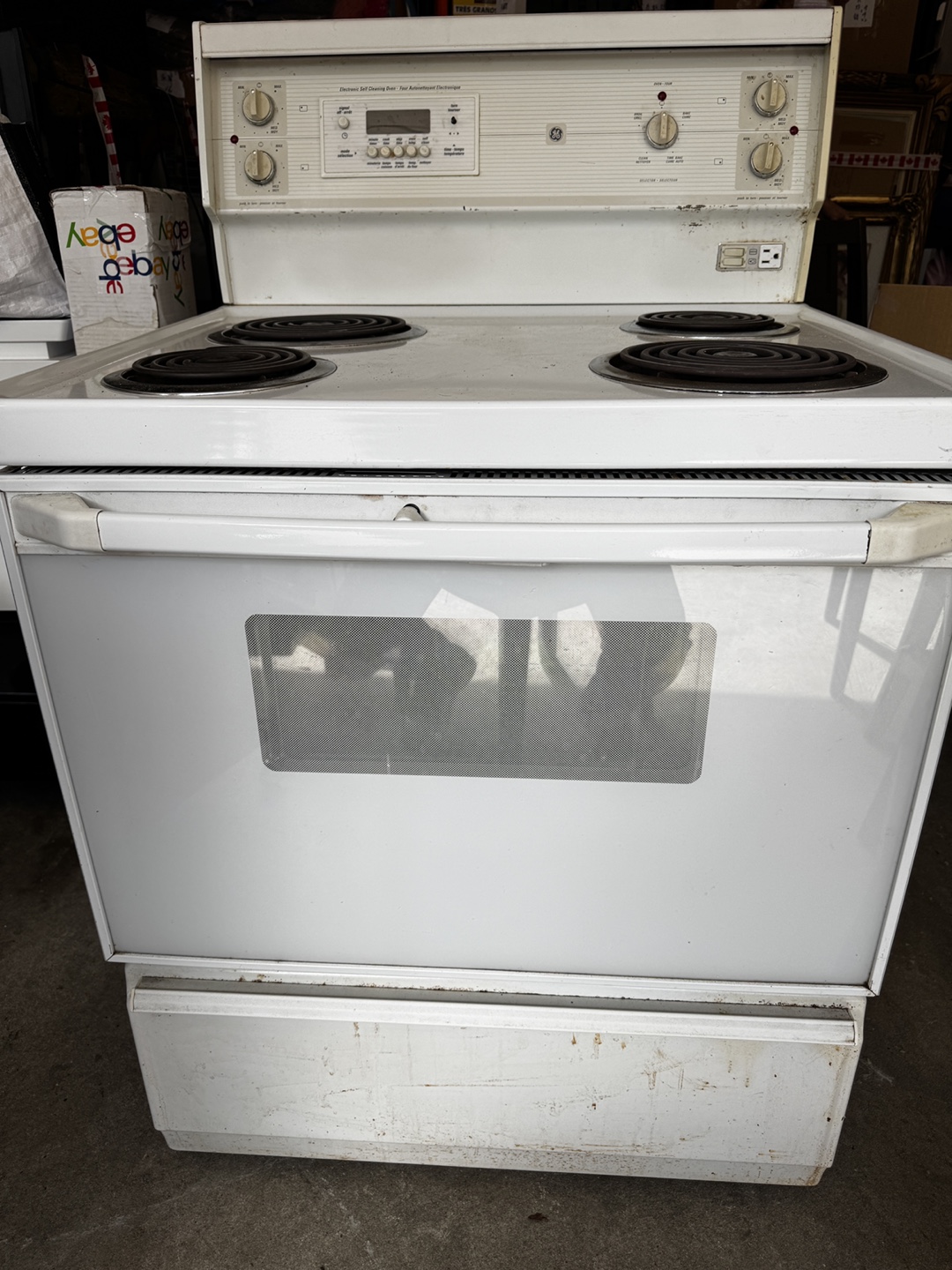 GE Electric Range, pick up only in Richmond near minoru park