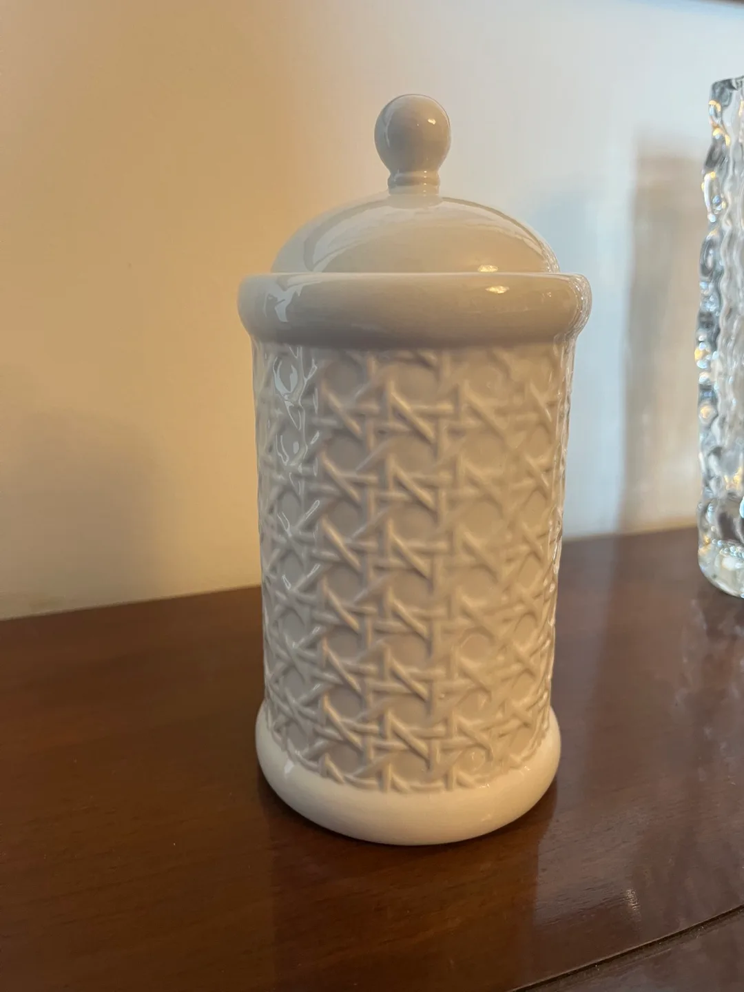 White ceramic jar with lid image indicator(4)