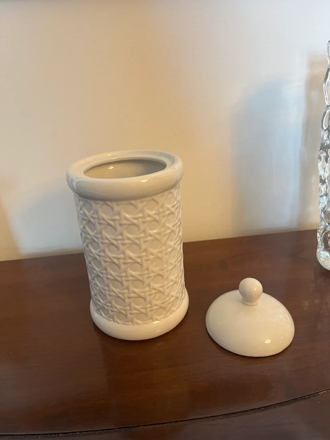 White ceramic jar with lid image indicator(3)