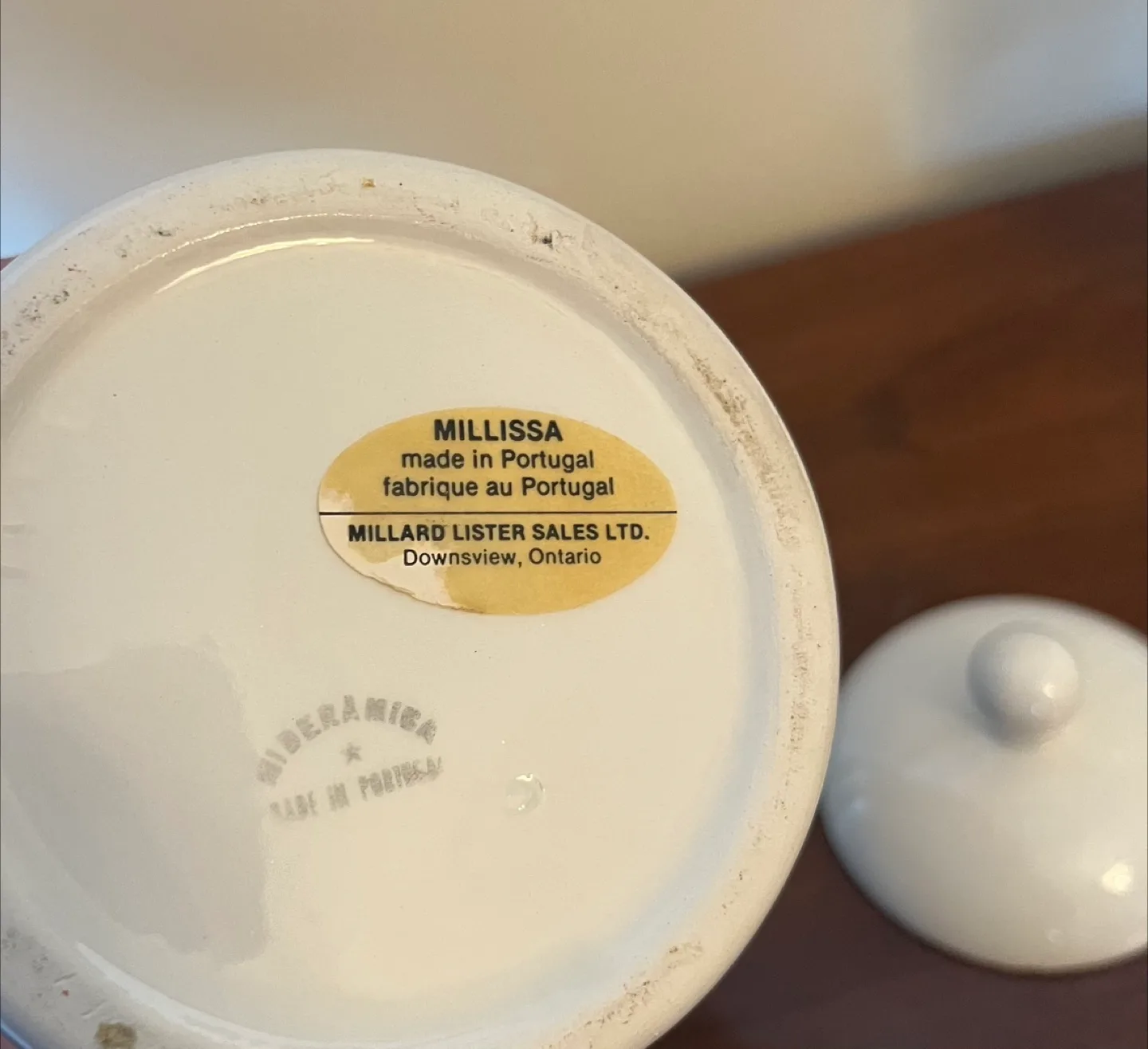 White ceramic jar with lid image indicator(5)