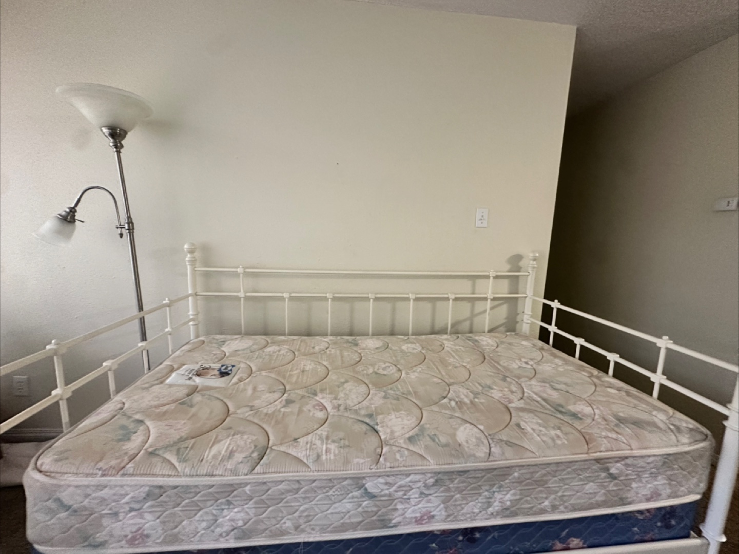 White Metal Daybed with Mattress - photo 2