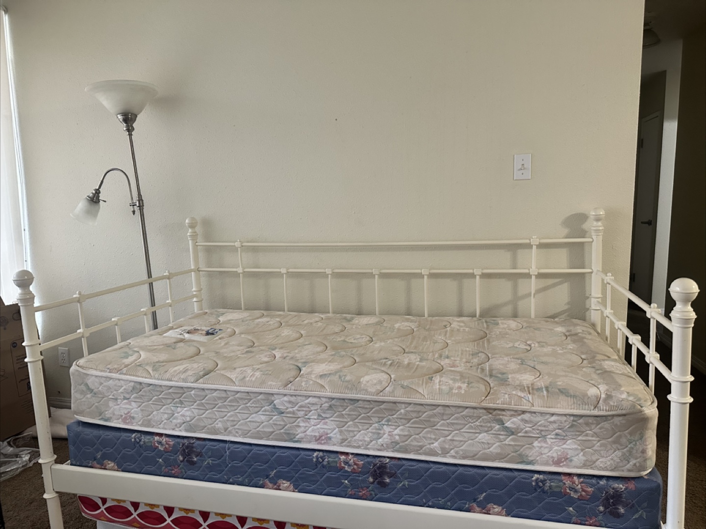 White Metal Daybed with Mattress - photo 4