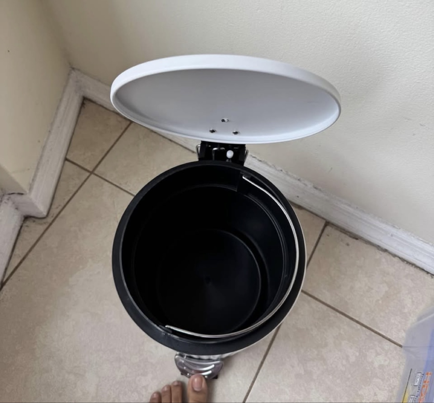 White Step Trash Can with Lid and Handle - photo 2