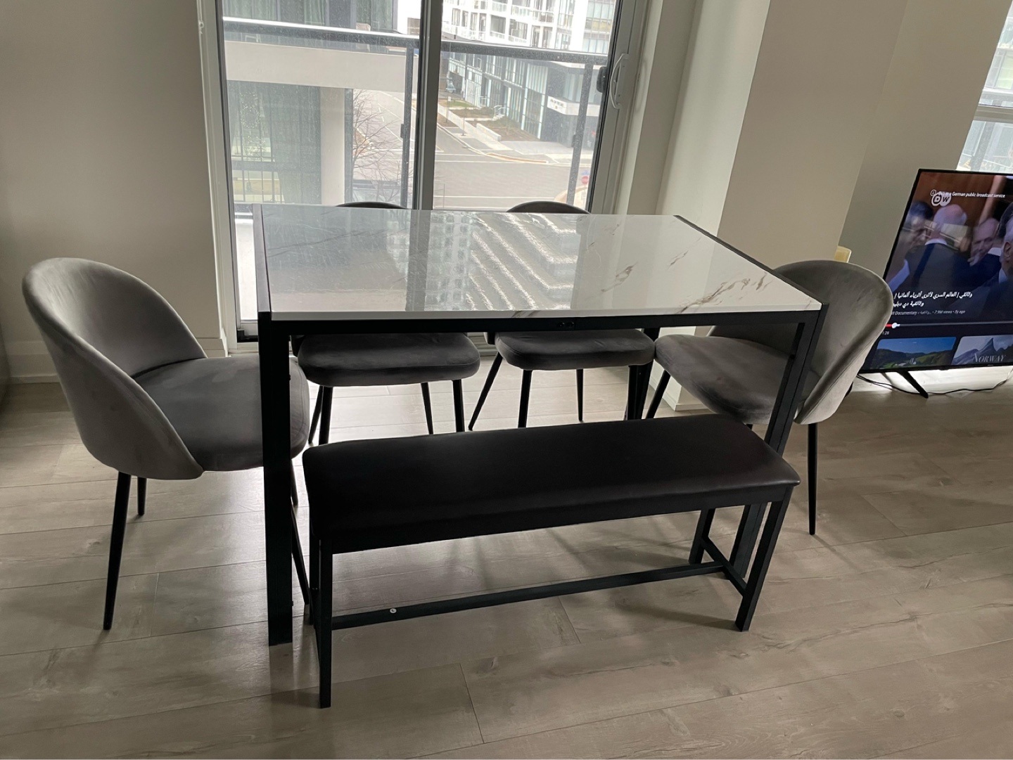 7-Piece Dining Set: Marble Table, 2 benches & Velvet Chairs