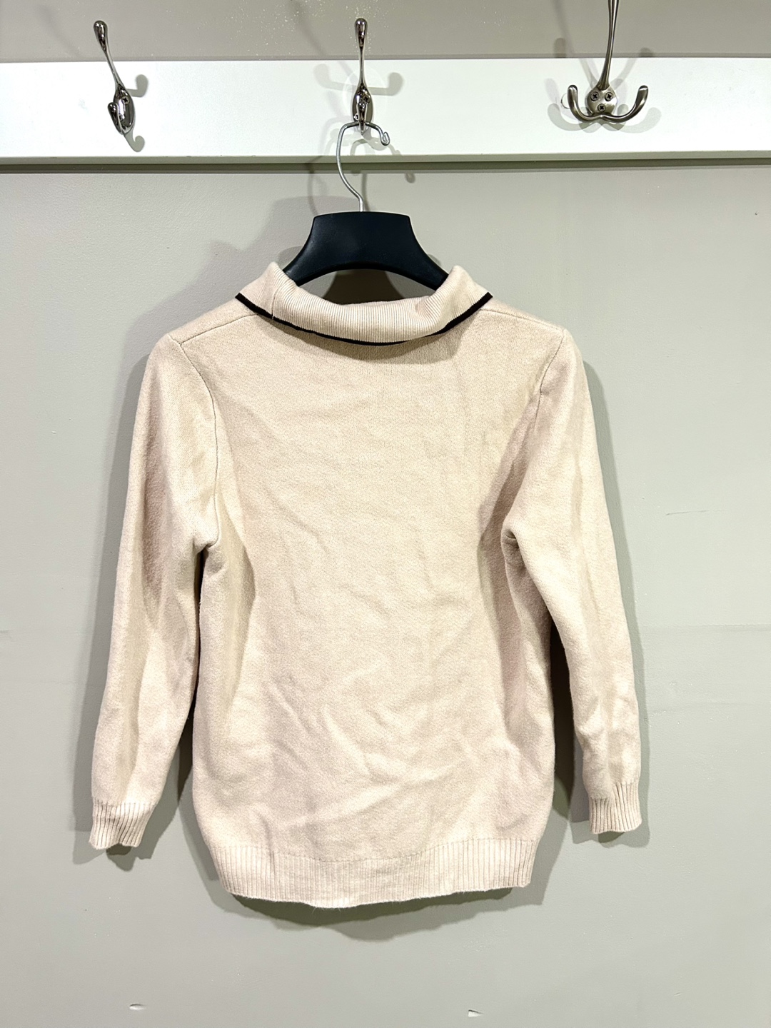 Cream-coloured collared sweater with bow and fur inside - photo 2
