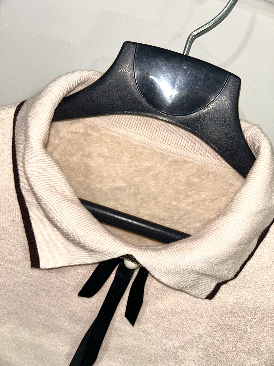 Cream-coloured collared sweater with bow and fur inside - photo 3
