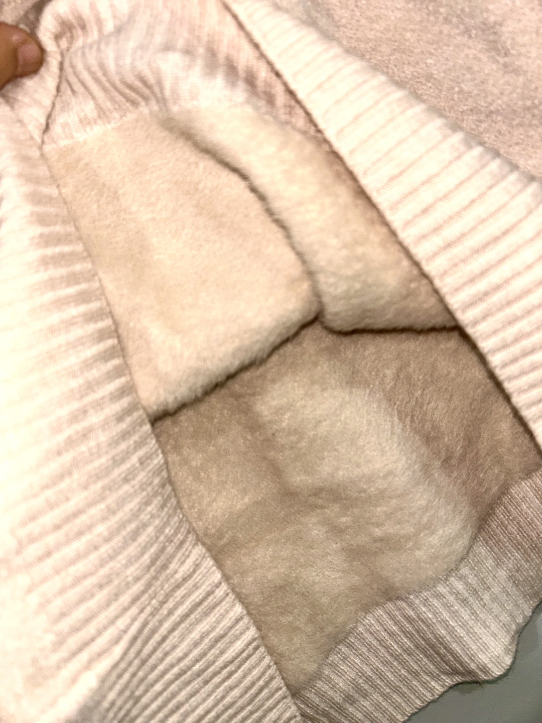 Cream-coloured collared sweater with bow and fur inside - photo 4