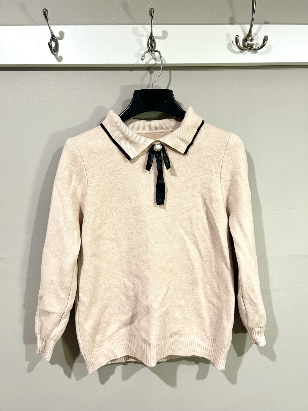 Cream-coloured collared sweater with bow and fur inside