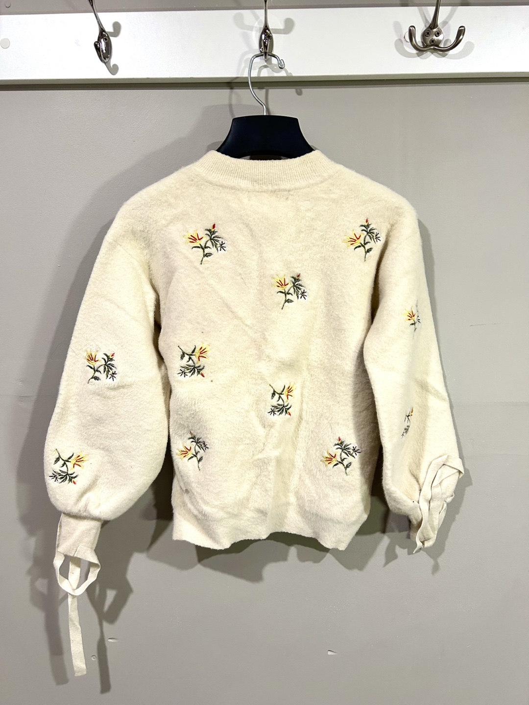 Cream-coloured embroidered sweater, one size - photo 2