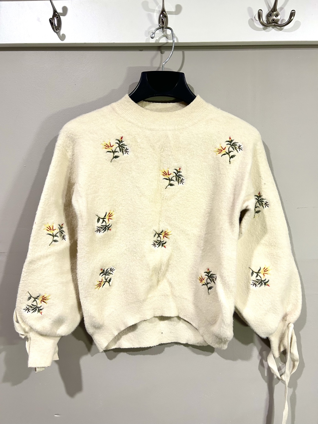 Cream-coloured embroidered sweater, one size