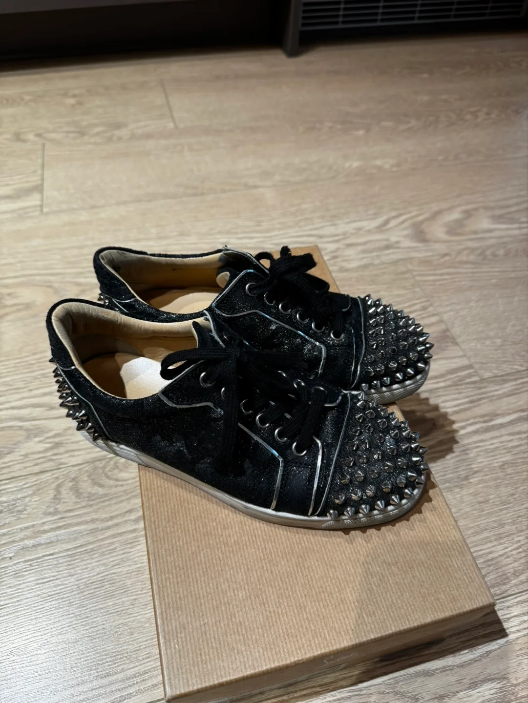 Christian Louboutin Trainer image indicator(3)