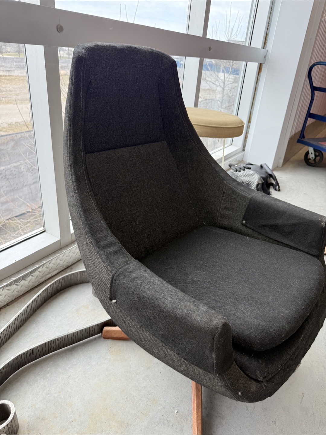Vintage Mid-Century Modern Swivel Lounge Chair - photo 2