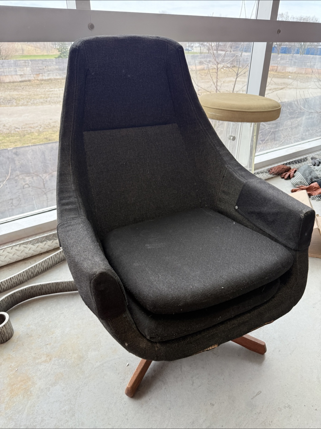 Vintage Mid-Century Modern Swivel Lounge Chair