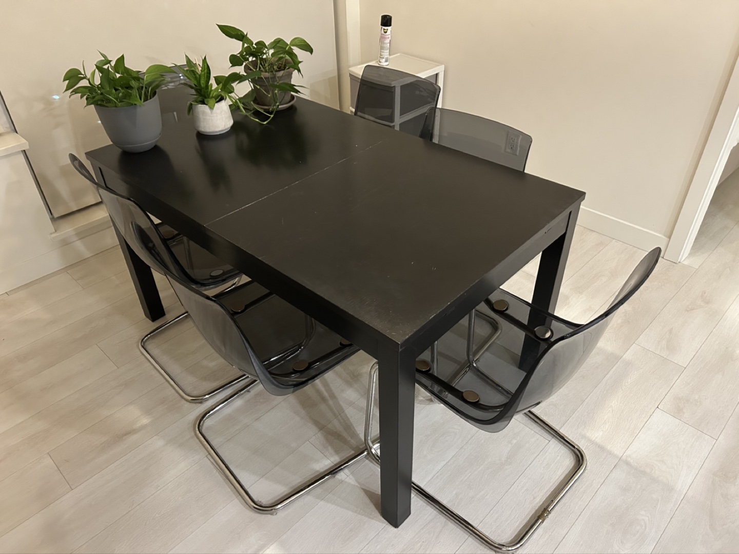 Black dining table and six transparent chairs - photo 2