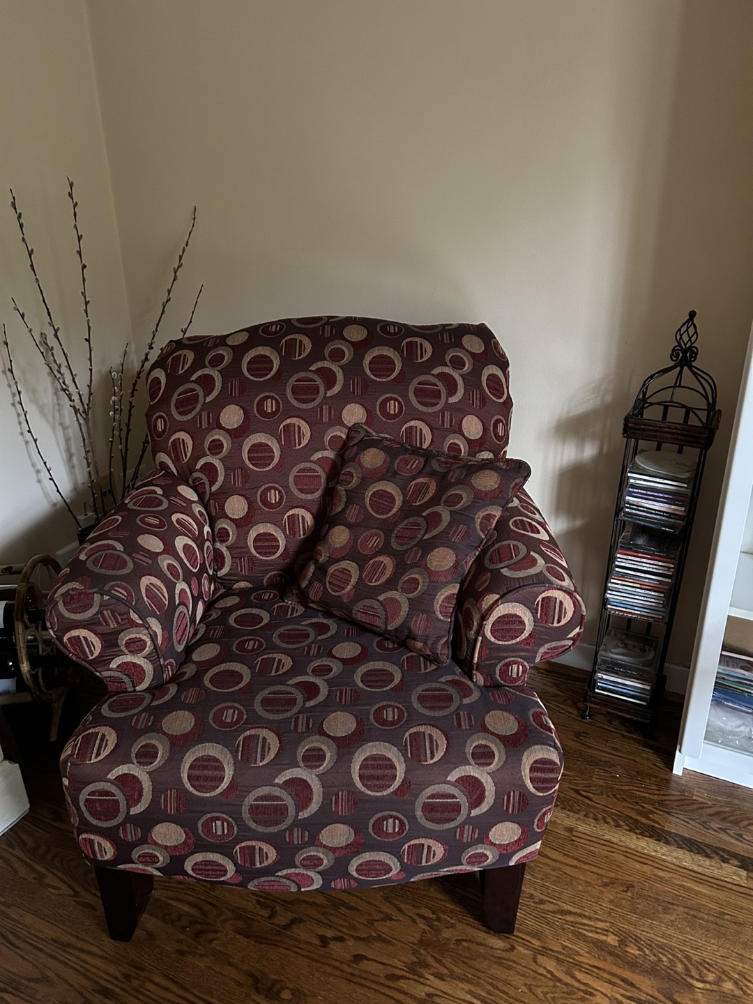 ACCENT CHAIR with pattern fabric