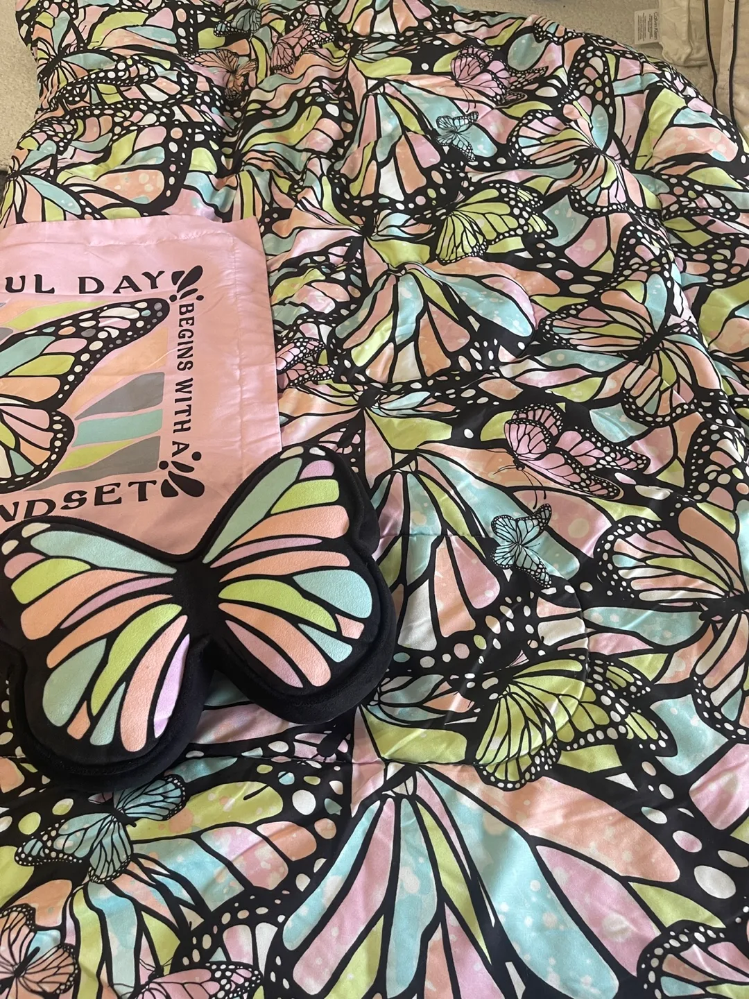 Like new 3pc Butterfly comforter set image indicator(2)