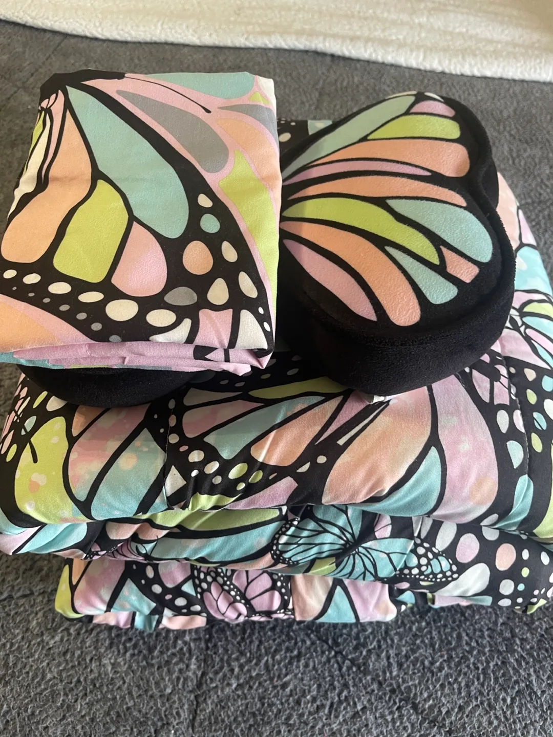 Like new 3pc Butterfly comforter set image indicator(7)