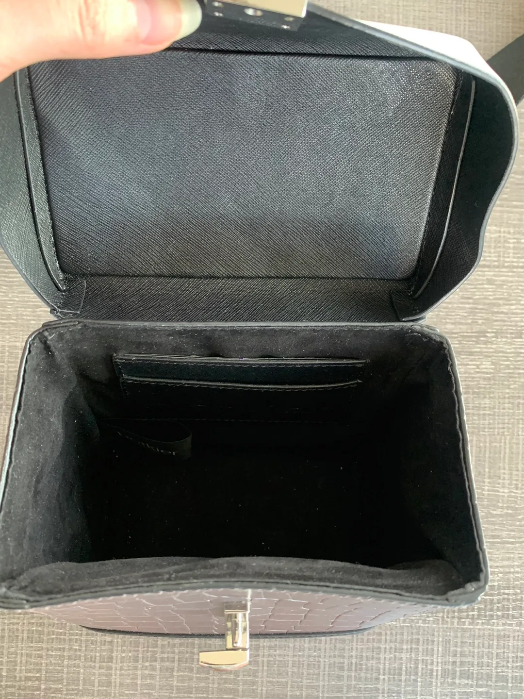 ✨Botkier Box Bag 👜 image indicator(3)