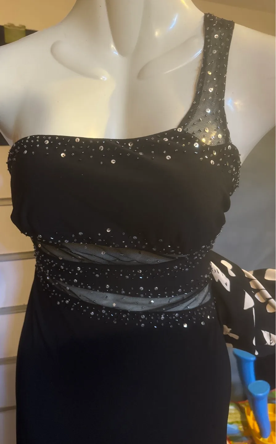 Stunning Black One-Shoulder Sequin Evening Gown thumbnail