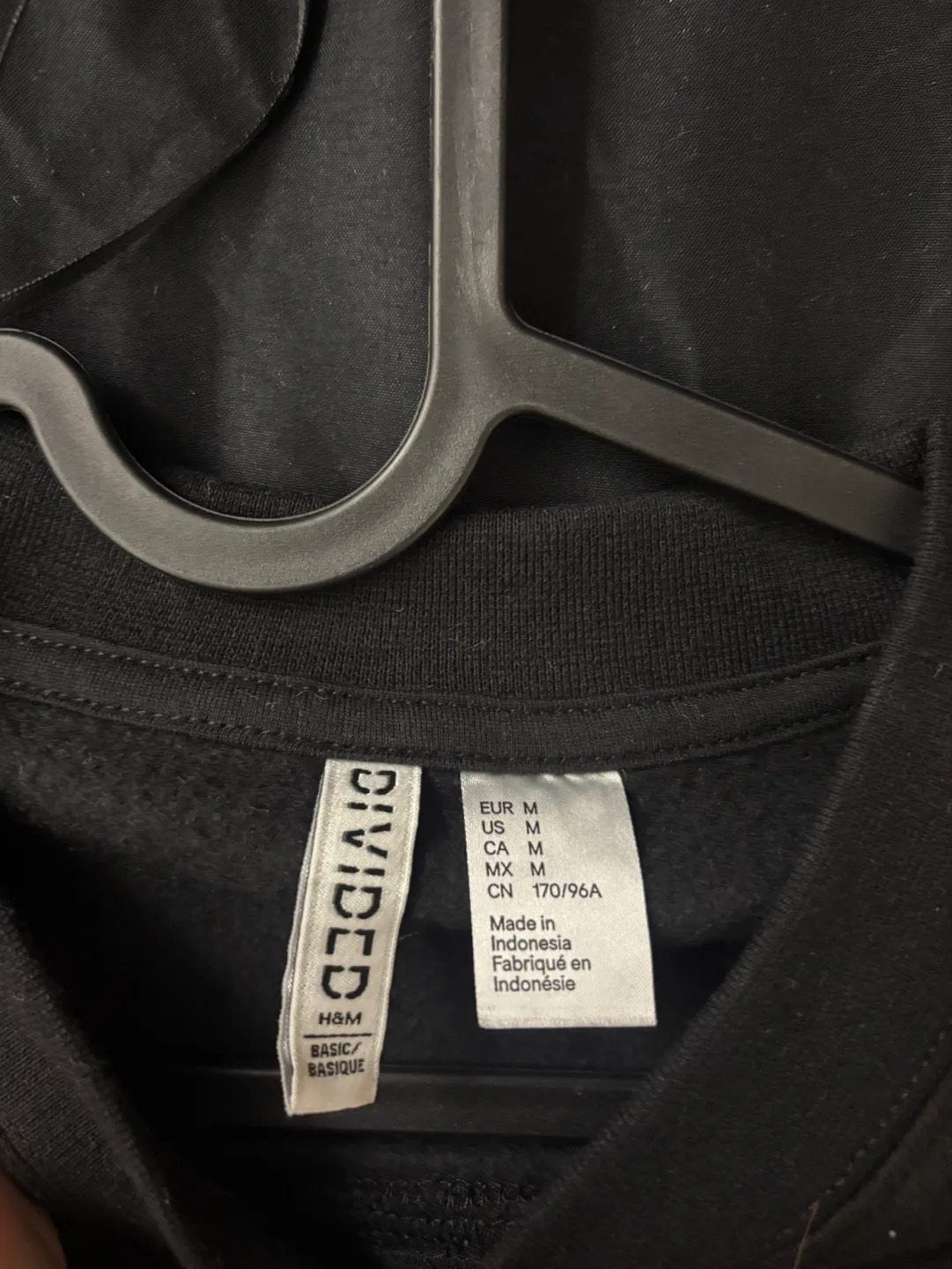 H&M Divided Black Crewneck Sweatshirt Size M image indicator(2)