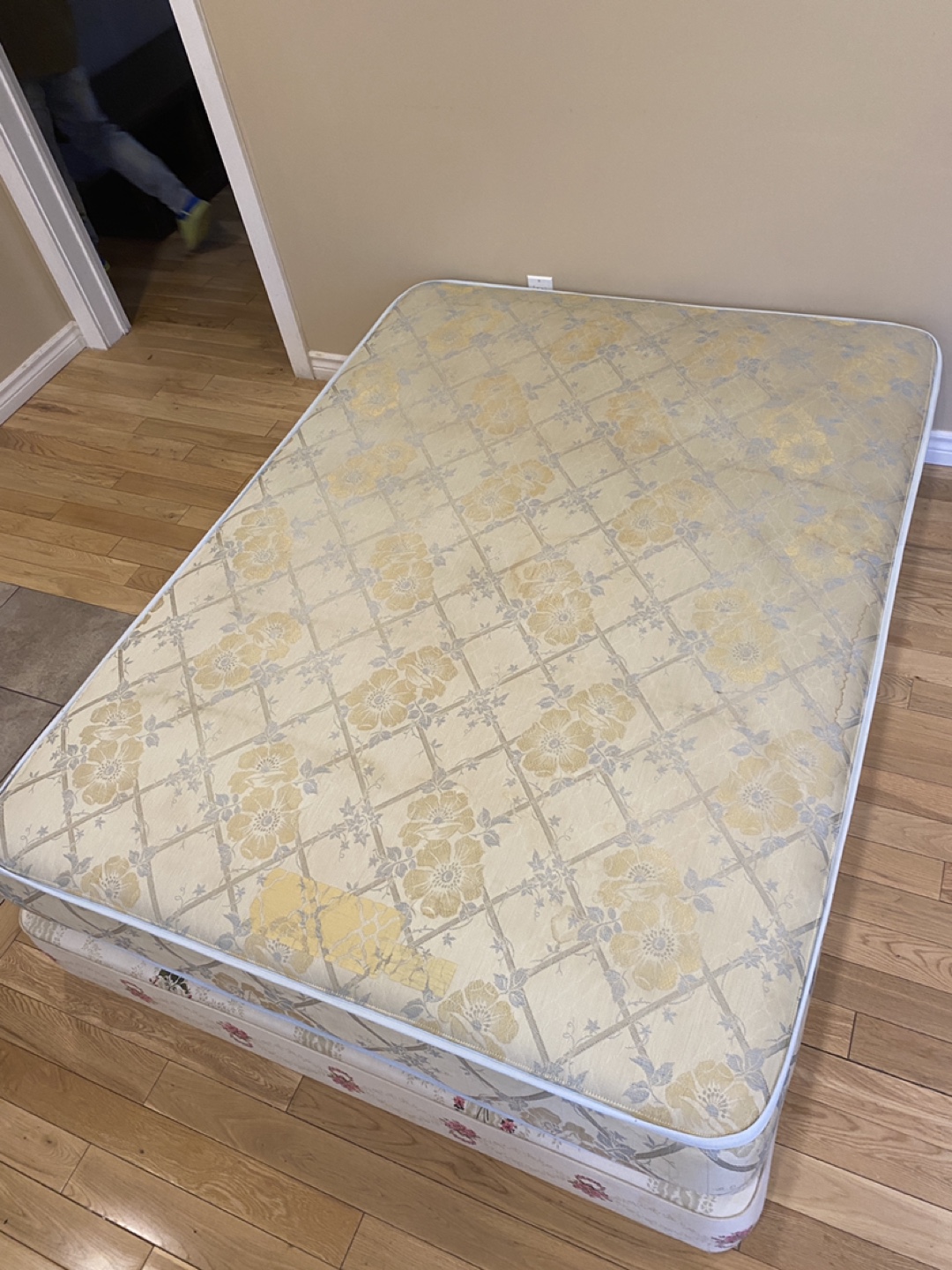 Full / Double Size Mattress with Boxspring (CAN DELIVER)