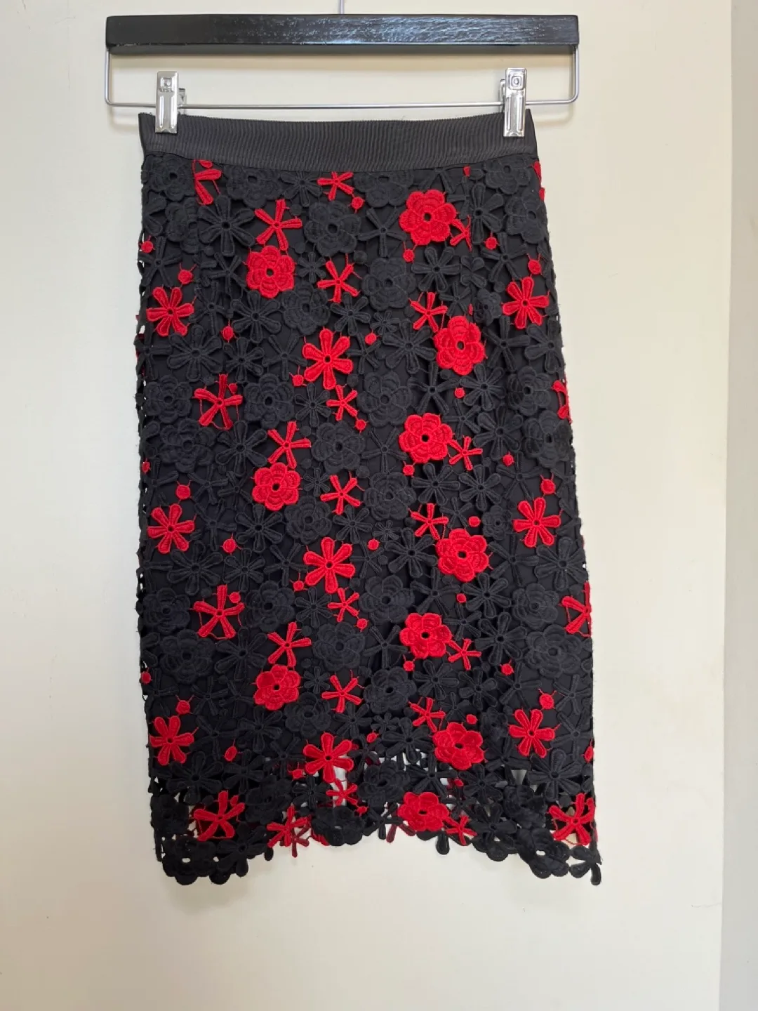 Black and Red Floral Pencil Skirt Size 14 thumbnail
