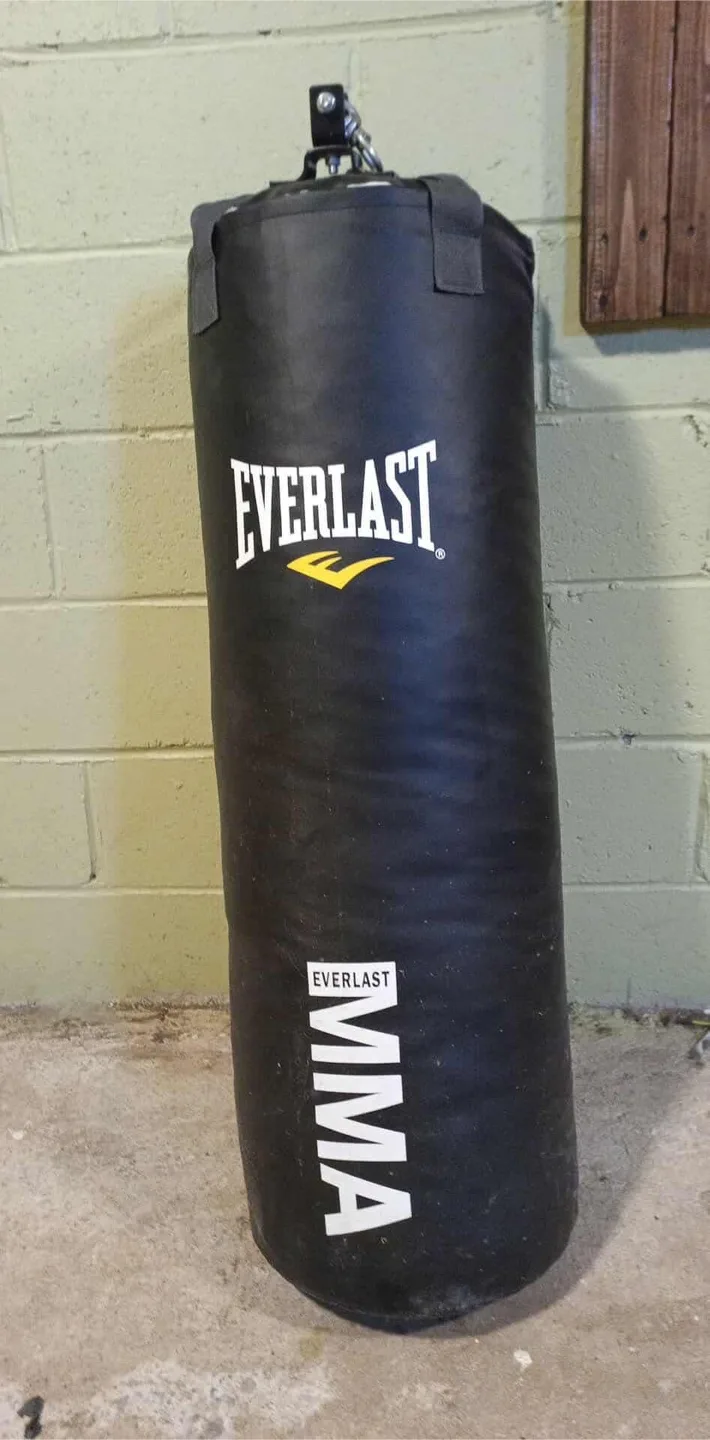 70lb Heavy Bag/Punching Bag with Hanging Mount thumbnail