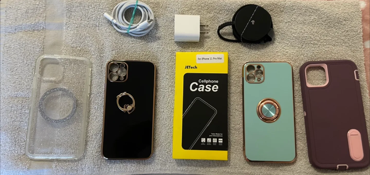 iPhone 11 Pro Max Gold  64g - 83% Battery Health + Accessories image indicator(5)