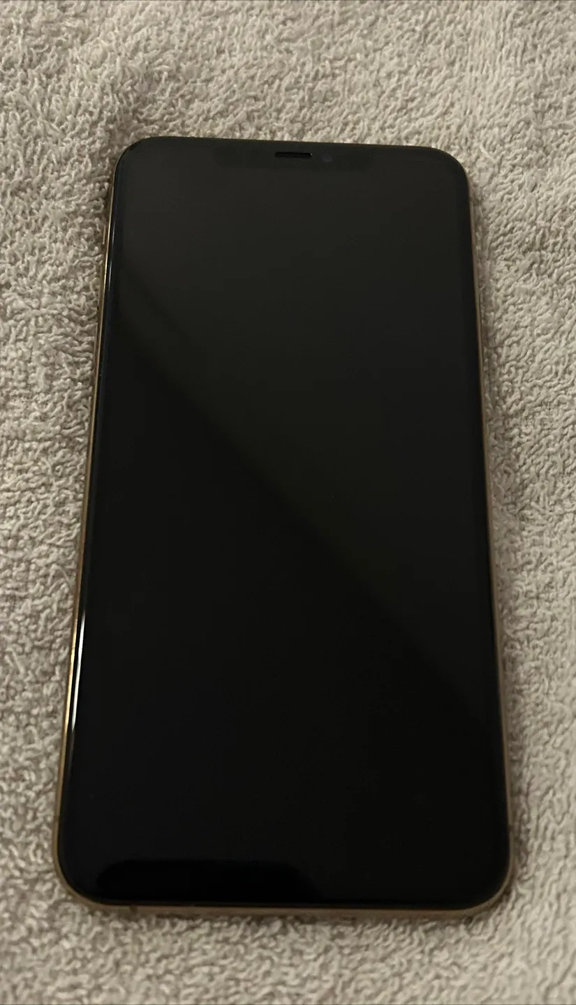 iPhone 11 Pro Max Gold  64g - 83% Battery Health + Accessories image indicator(4)