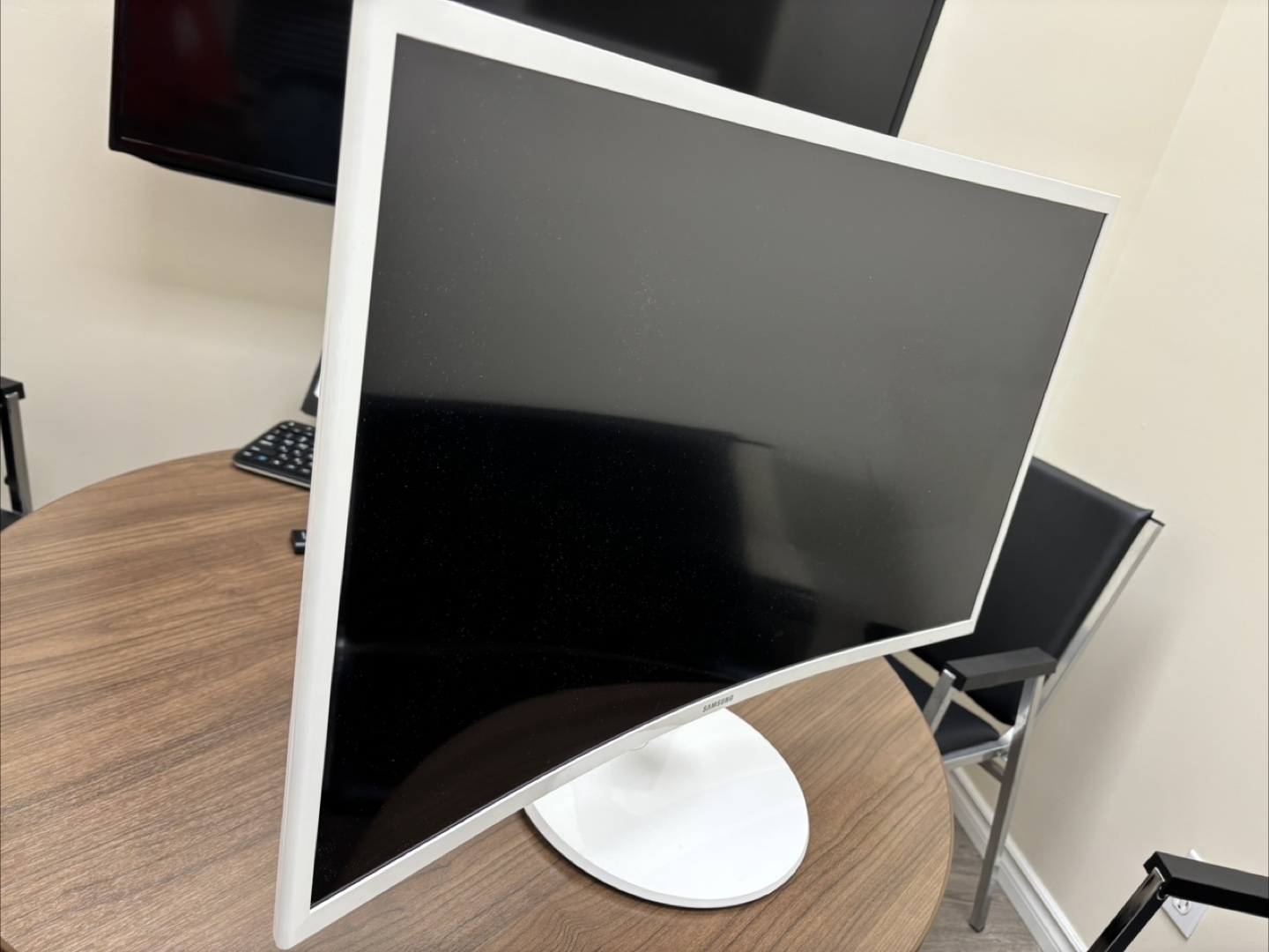 Samsung 32-inch Curved Monitor - photo 2