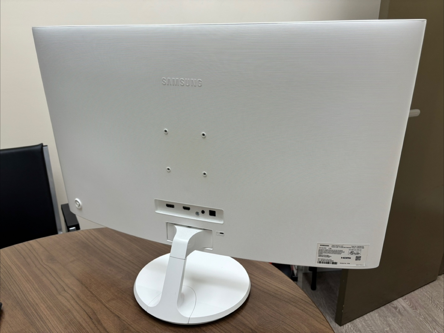 Samsung 32-inch Curved Monitor - photo 3