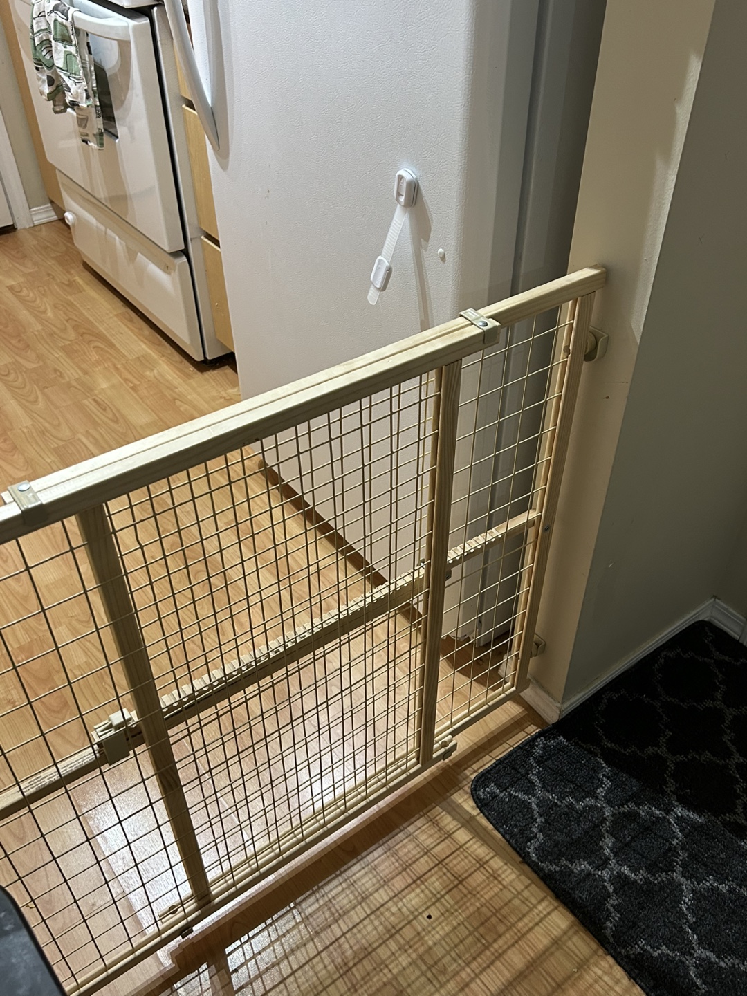 Wooden Mesh Pet/Baby Gate
