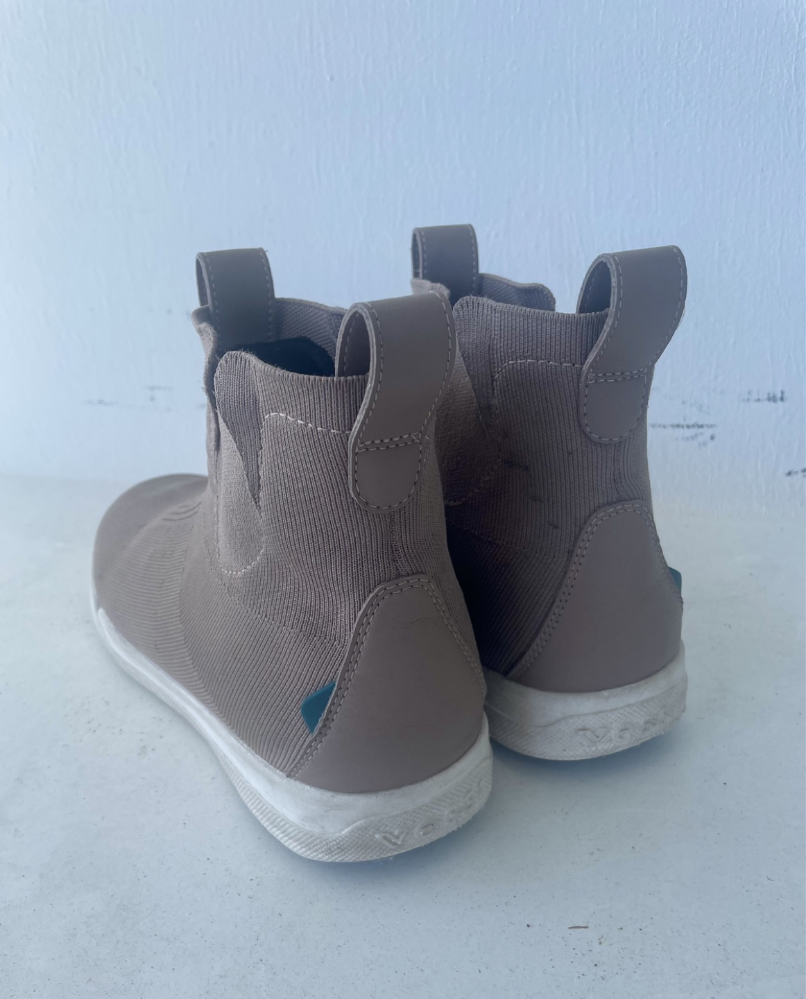 Vessi High Top Chelsea - Size 8 - photo 2