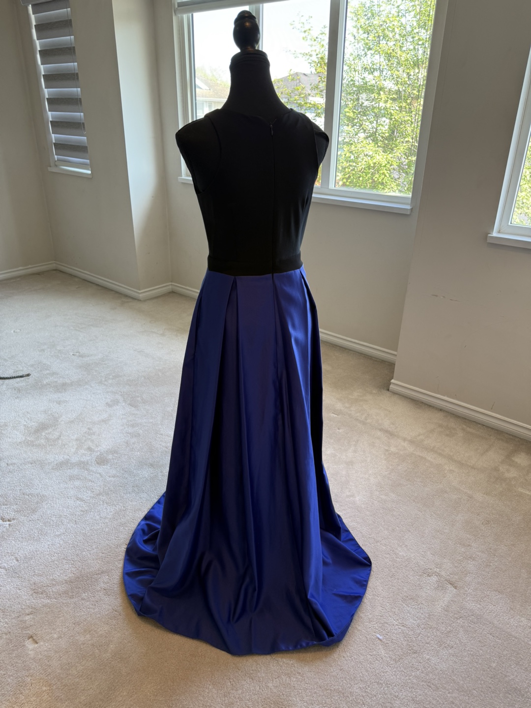 Stunning Two-Tone Formal Gown - photo 3
