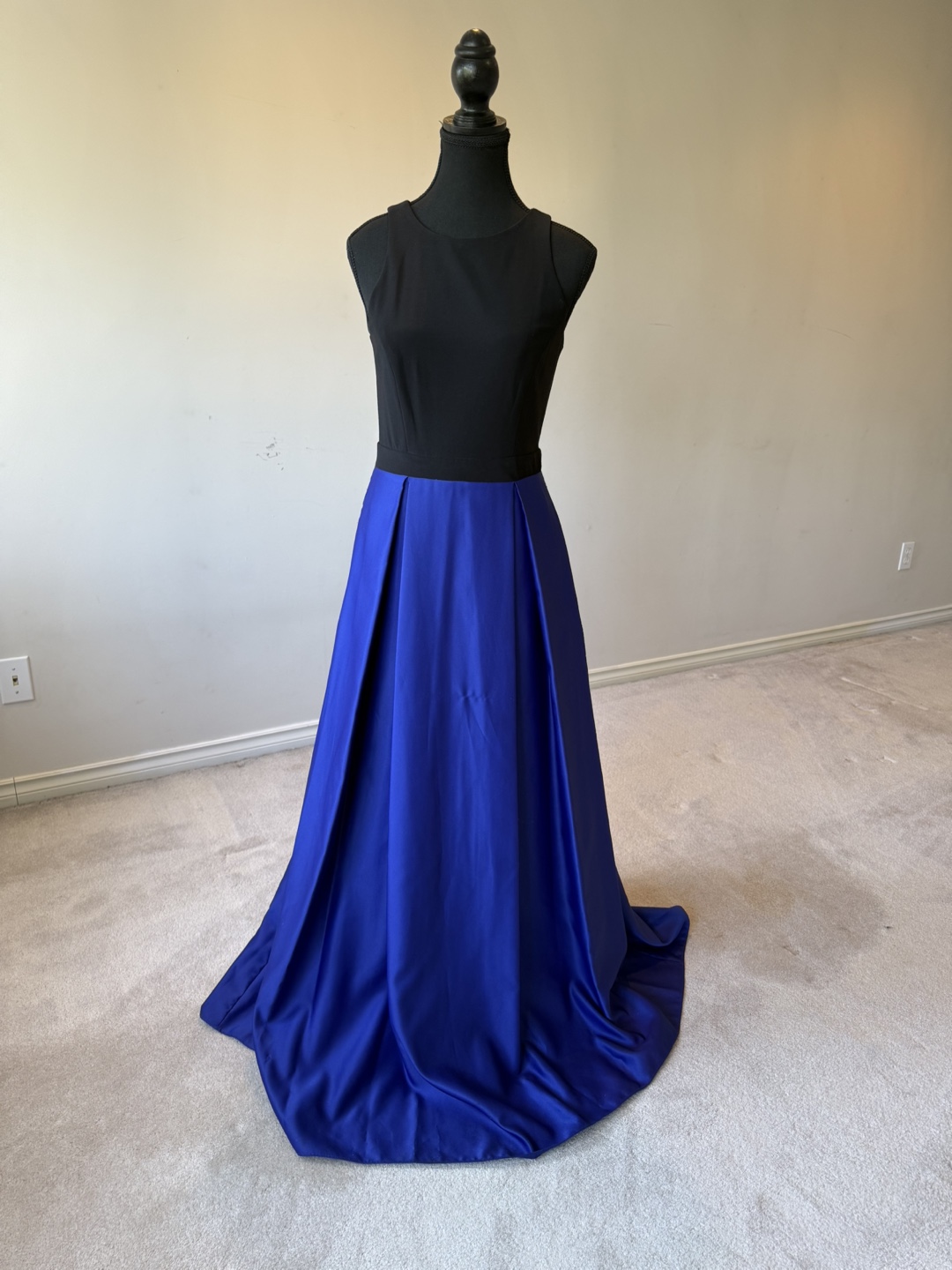 Stunning Two-Tone Formal Gown - photo 2