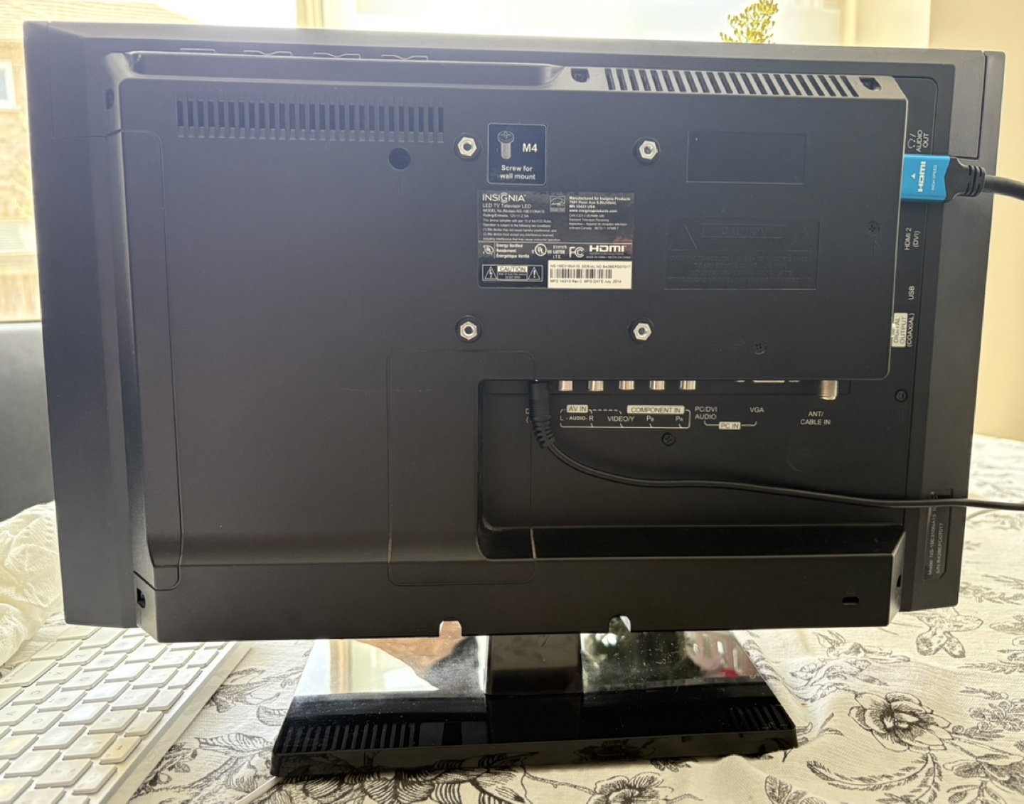 Insignia 19-inch LED HDTV - photo 2